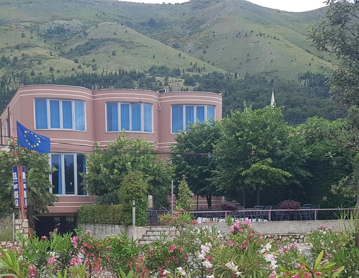 Hotel Restaurant Univers Shkodër エクステリア 写真