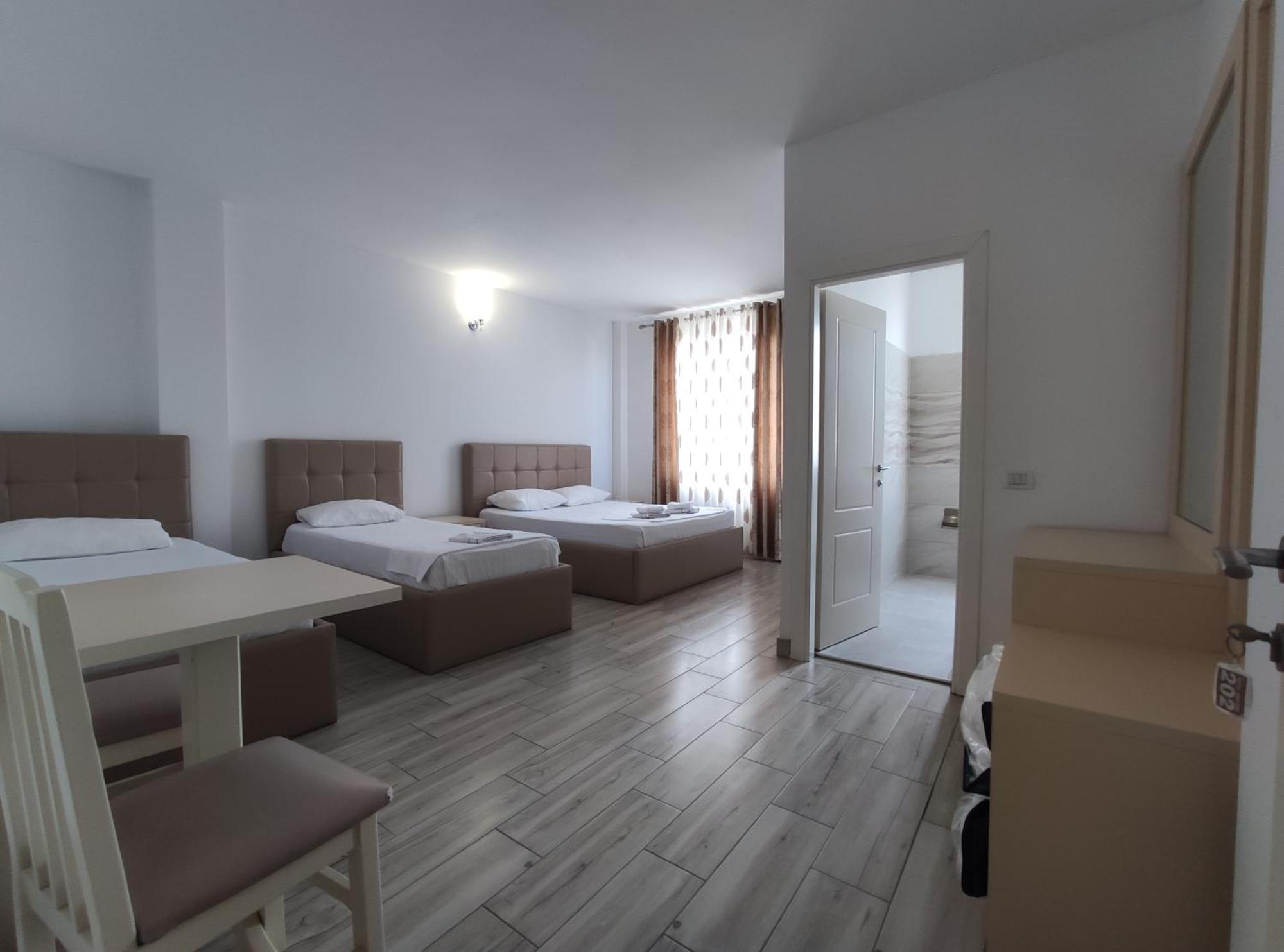 Hotel Restaurant Univers Shkodër エクステリア 写真