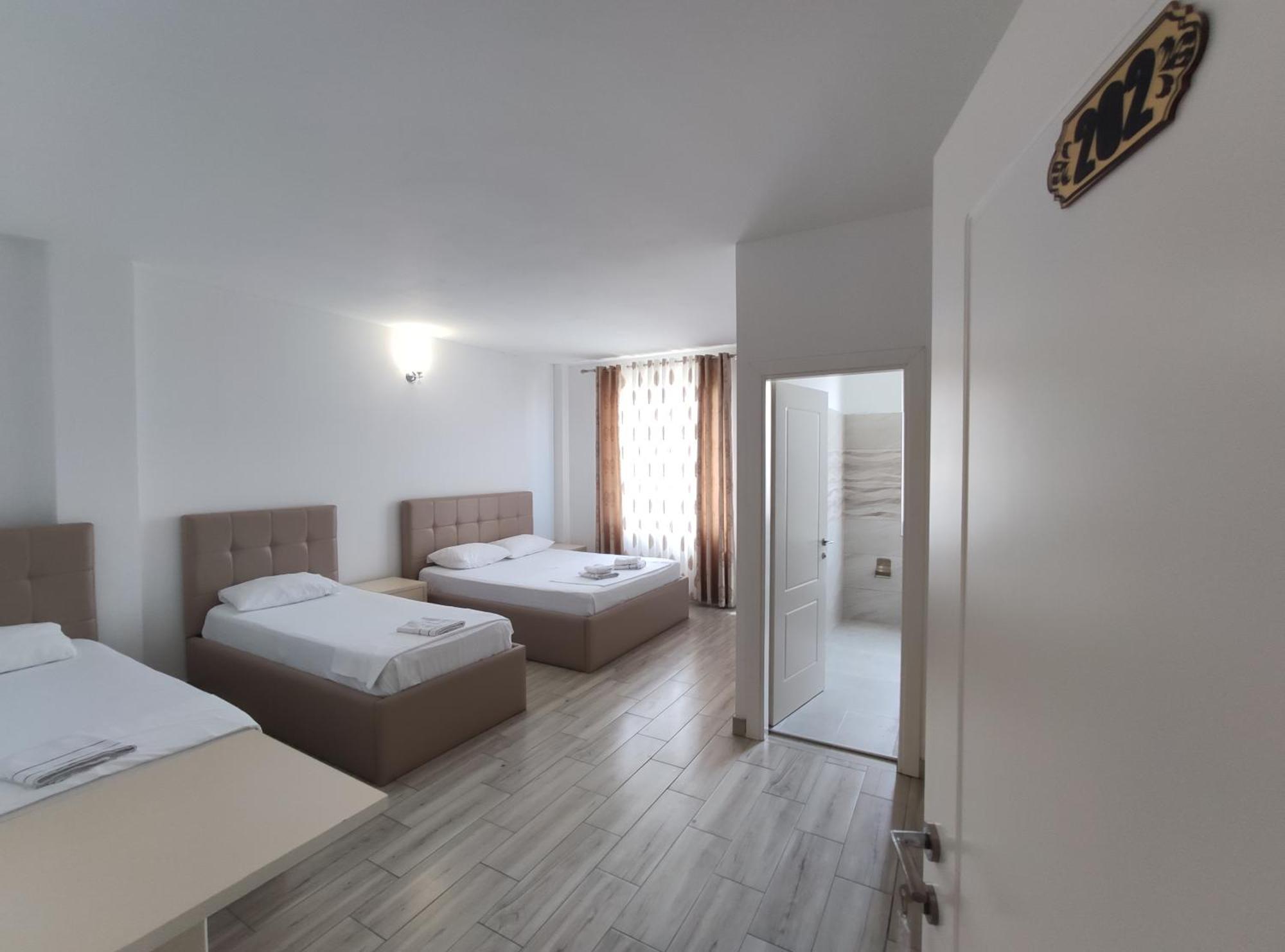 Hotel Restaurant Univers Shkodër エクステリア 写真