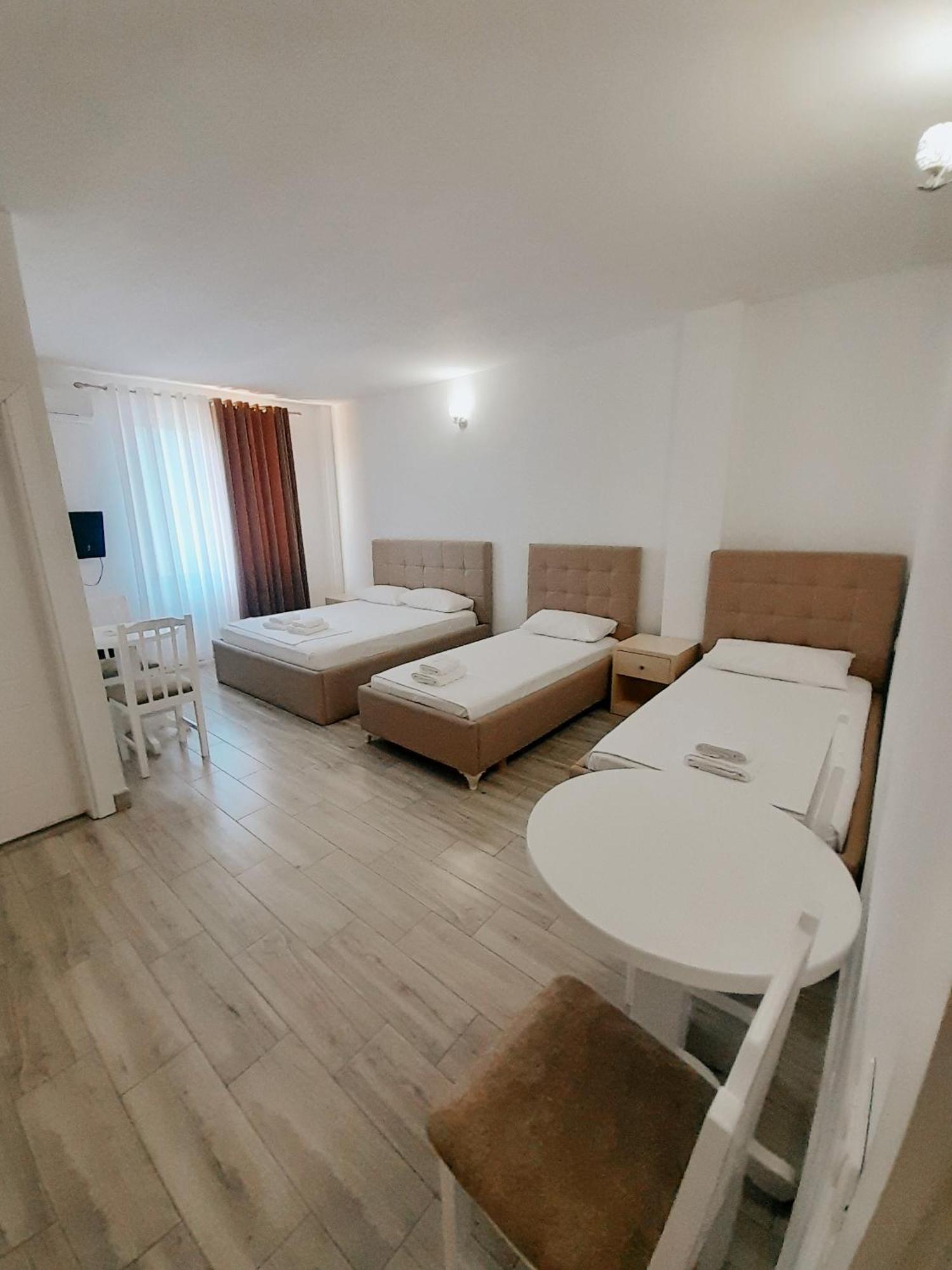 Hotel Restaurant Univers Shkodër エクステリア 写真