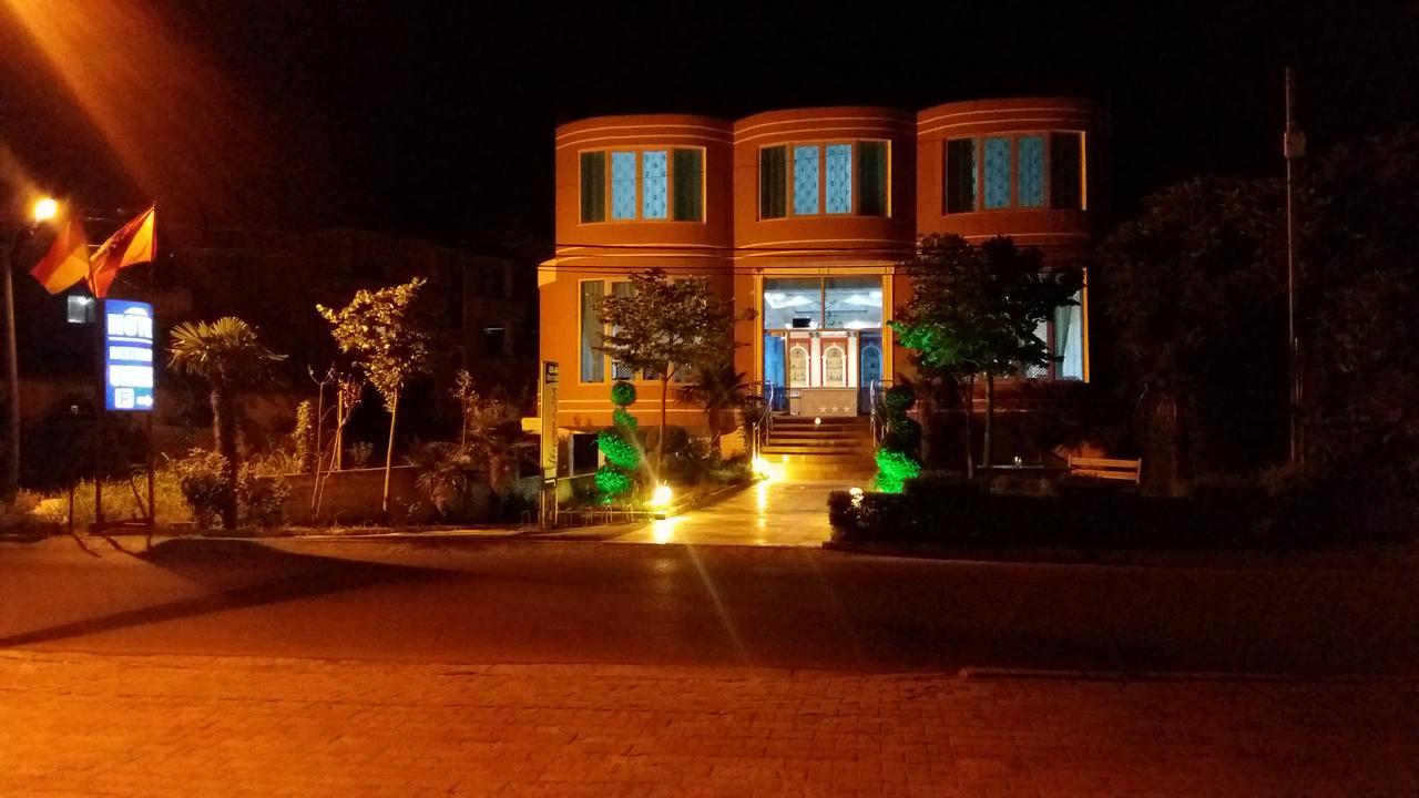Hotel Restaurant Univers Shkodër エクステリア 写真